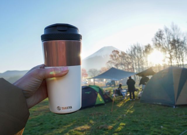 冬キャンプとタンブラー12

富士山のふもとでキャンプ⛺️

朝日が昇り、
富士山の神々しい姿を眺めながら飲むコーヒーは格別✨

冬キャンプの魅力のひとつはなんといっても素晴らしい景色。
贅沢な時間のお供にオススメしたいのがタンブラー12です。

真空断熱二重構造で飲み物の温度もしっかりキープ。
持ち歩く時も安心なロック機能を搭載。

冬キャンプシーズンはまだまだこれから❗️
キャンプアイテムのひとつとして仲間に加えてみませんか❓

サイズ:幅84mm × 奥行84mm × 高さ180mm

容量:350ml

カラー:チャコールブラウン/アイボリー

TAKEYA公式オンラインストアのLINEアカウントを開設✨

お友だち追加後、TAKEYA公式オンラインストアにアカウント連携すると、商品購入の配送状況などが確認できます😊

新着情報や限定クーポンなども配信。

プロフィールのリンクツリーよりお友だち登録できます。

-----------------------------------
プロフィールはこちらから👉@takeya_official
------------------------------------
#takeya #takeyaflask #water #bottle #タケヤ #タケヤフラスク  #マイボトル  #水分補給 #タンブラー #コーヒータイム #サステナブル #保温保冷 #冬キャンプ #キャンプギア #アウトドア #キャンプアイテム #寒さ対策