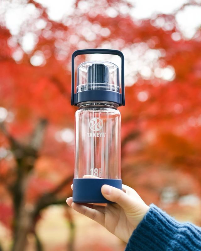 秋の紅葉散策が楽しめるのもあと少し🍁

有名な名所を巡るのもステキですが、
いつもの景色でもこの時期は季節が移り変わる様子が見れるので休日などにゆっくり歩いて散策するのもいいですね😊

紅葉シーズン、快適な気候でもこまめな水分補給では大切です。

GO CUPクリアボトルは軽量のプラボトル。
ダークブルーは落ち着いた色合いで大人にもオススメ✨

直飲みタイプとストロー飲みタイプの2種類のフタがセット。
シーンによって使い分けてくださいね。 （写真は直飲みタイプです。フタはコップとしても使えます。）

持ち手がついていて、そのまま持って行けるのも良いところ👍

GO CUPクリアボトルはお子様だけでなく、どなたでもお使いいただける水筒です。
冷たい飲みものより常温で水分補給することが増えてきたこの季節にオススメします。

TAKEYA公式オンラインストアのLINEアカウントができました❗️

お友だち追加後、TAKEYA公式オンラインストアにアカウント連携すると
商品購入の配送状況などが確認できて便利です。

新着情報や限定クーポンなども配信中。

プロフィールのリンクツリーよりお友だち登録大募集中です🙌

-----------------------------------
プロフィールはこちらから👉@takeya_official
-----------------------------------
#takeya #takeyaflask #water #bottle #タケヤ #タケヤフラスク  #水筒  #マイボトル  #クリアボトル #水分補給  #紅葉 #紅葉狩り #散策  #常温水＃散歩 #散歩 #LINEアカウント
------------------------------------